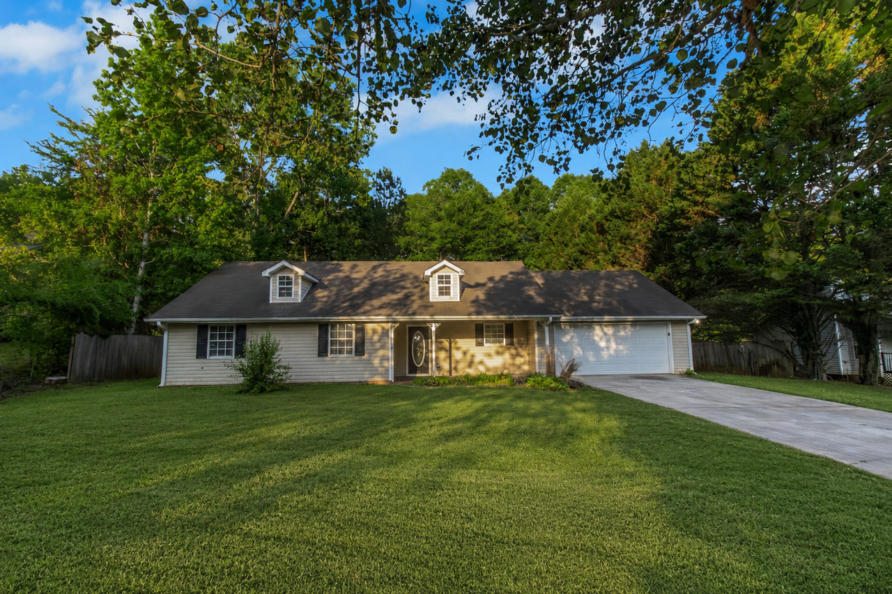 585 Mountainview Dr - Photo 2 of 37