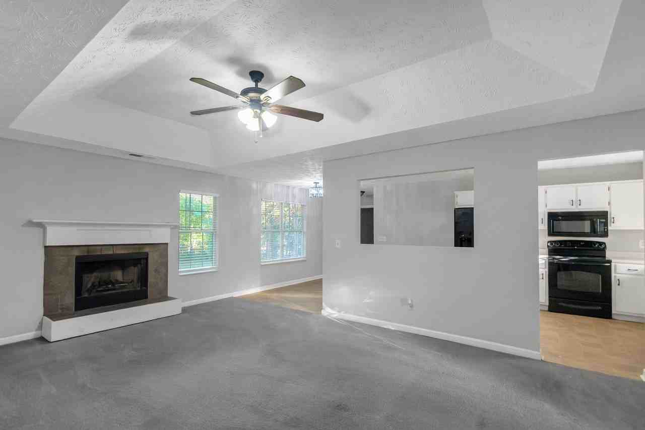 585 Mountainview Dr - Photo 3 of 37