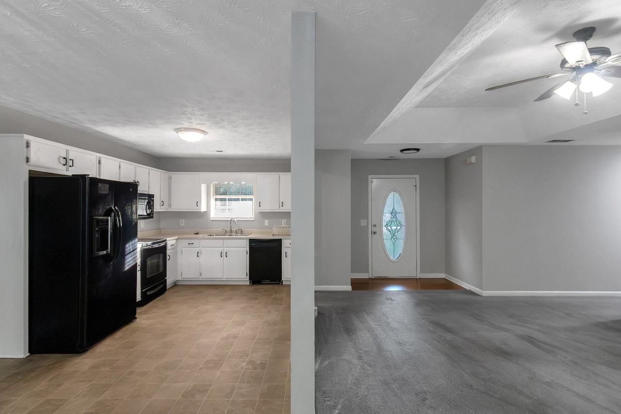 585 Mountainview Dr - Photo 4 of 37