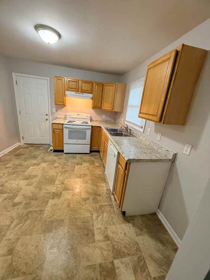 2 Philip Ct - Photo 4 of 13