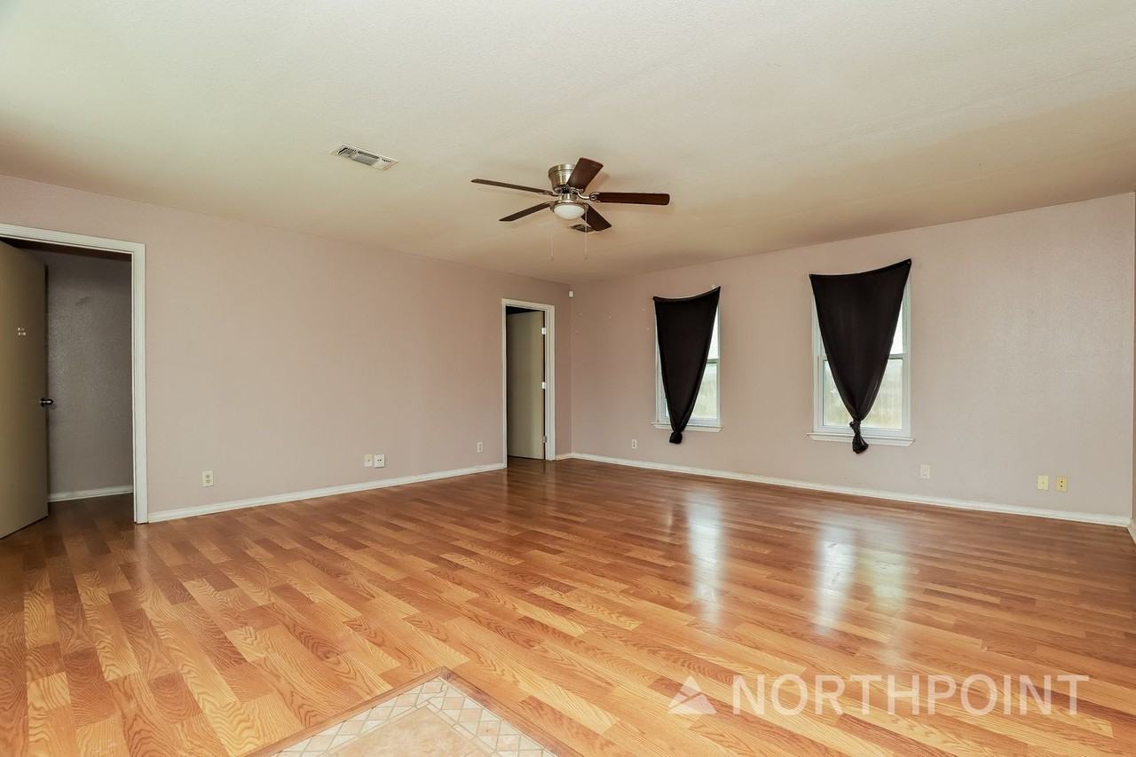 1060 Richmond Dr - Photo 3 of 16