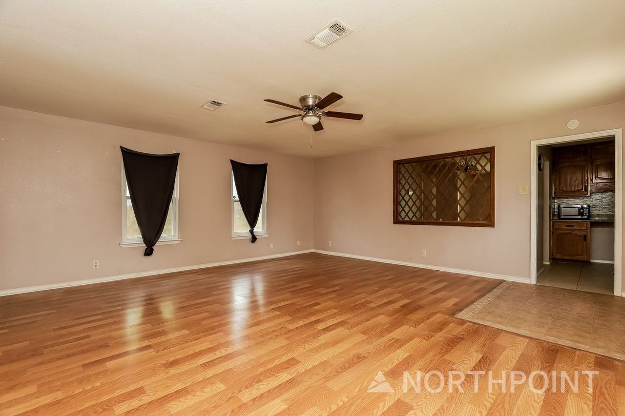 1060 Richmond Dr - Photo 4 of 16