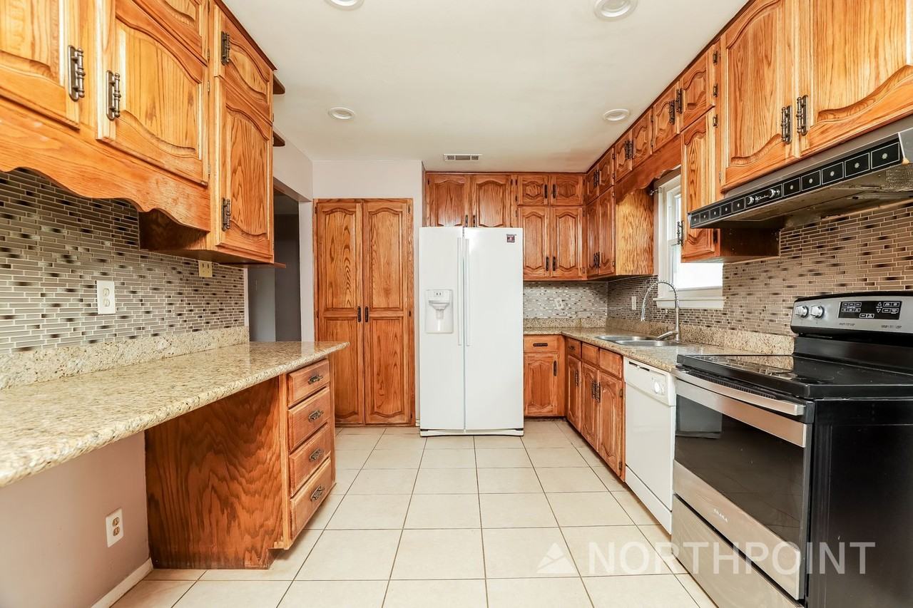 1060 Richmond Dr - Photo 6 of 16