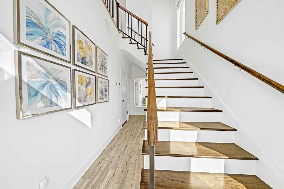 2712 Nagle St - Photo 2 of 46