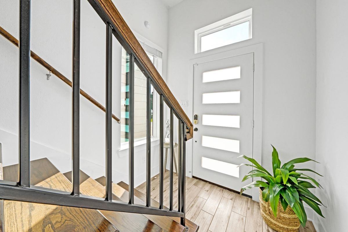 2712 Nagle St - Photo 3 of 46