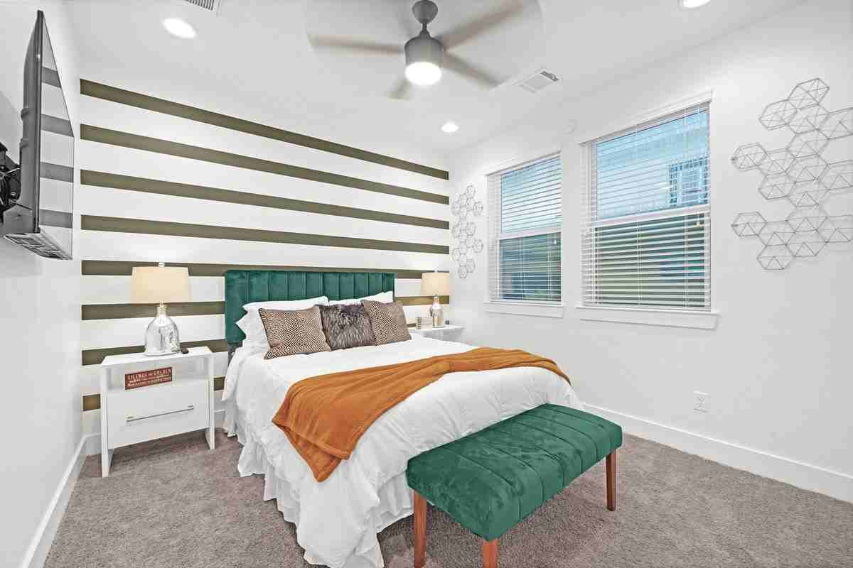 2712 Nagle St - Photo 5 of 46