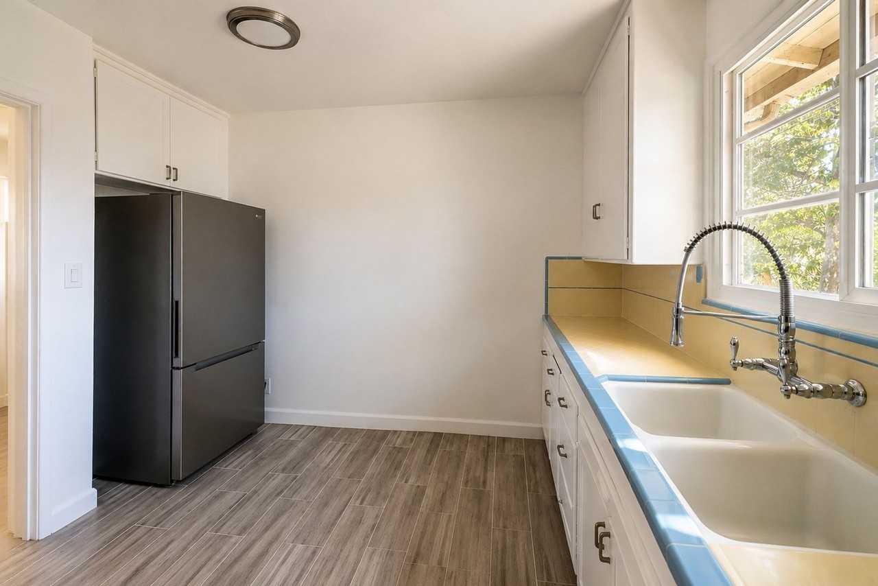 MUST-SEE! 1Bd+1Ba at 1553-1555 Riverside Dr. Glendale, CA 91201 - Photo 2 of 13