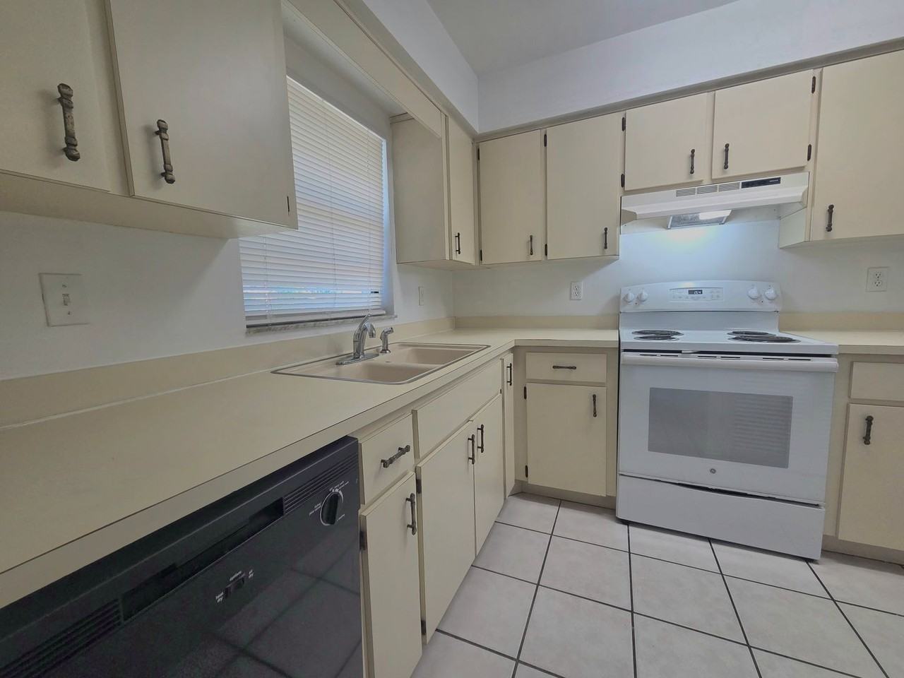 1028 Harden Ct - Photo 2 of 24