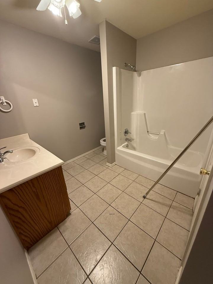 1216 Seals St - Photo 2 of 10