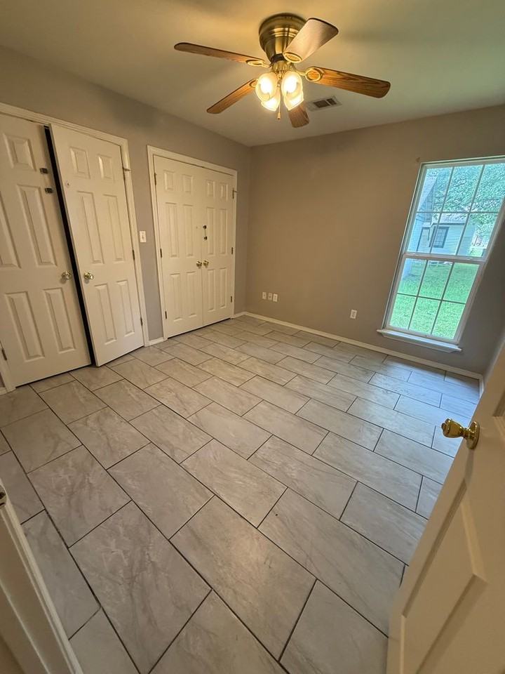 1216 Seals St - Photo 5 of 10