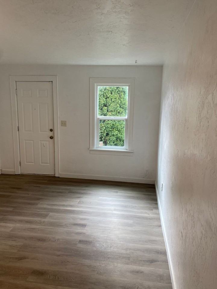 22 E St - Photo 2 of 10