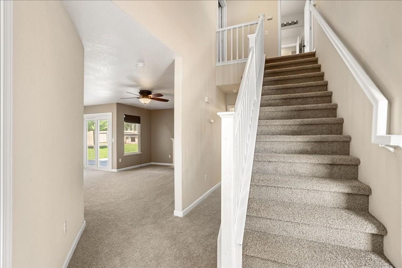 1002 Bay Terrace Dr - Photo 4 of 29