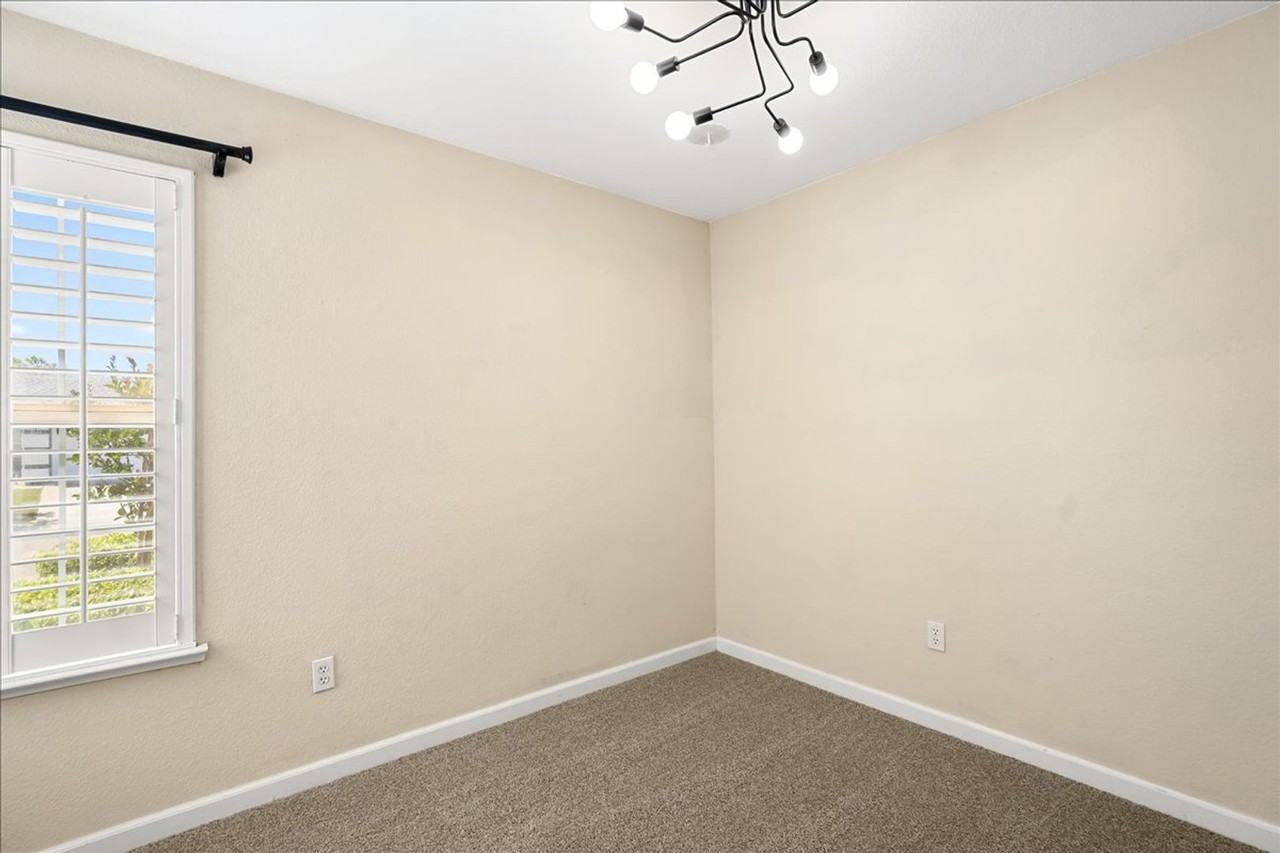 1002 Bay Terrace Dr - Photo 5 of 29