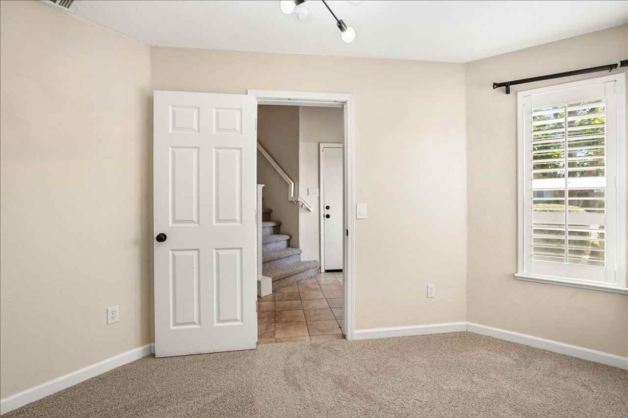 1002 Bay Terrace Dr - Photo 6 of 29