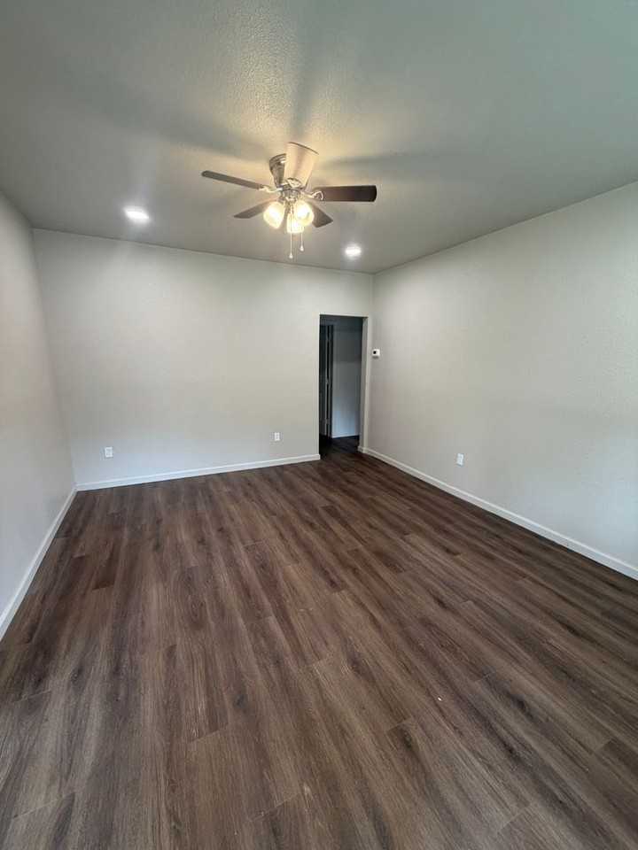 315 G St Ne - Photo 2 of 8