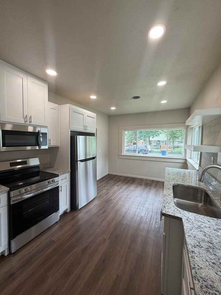 315 G St Ne - Photo 3 of 8