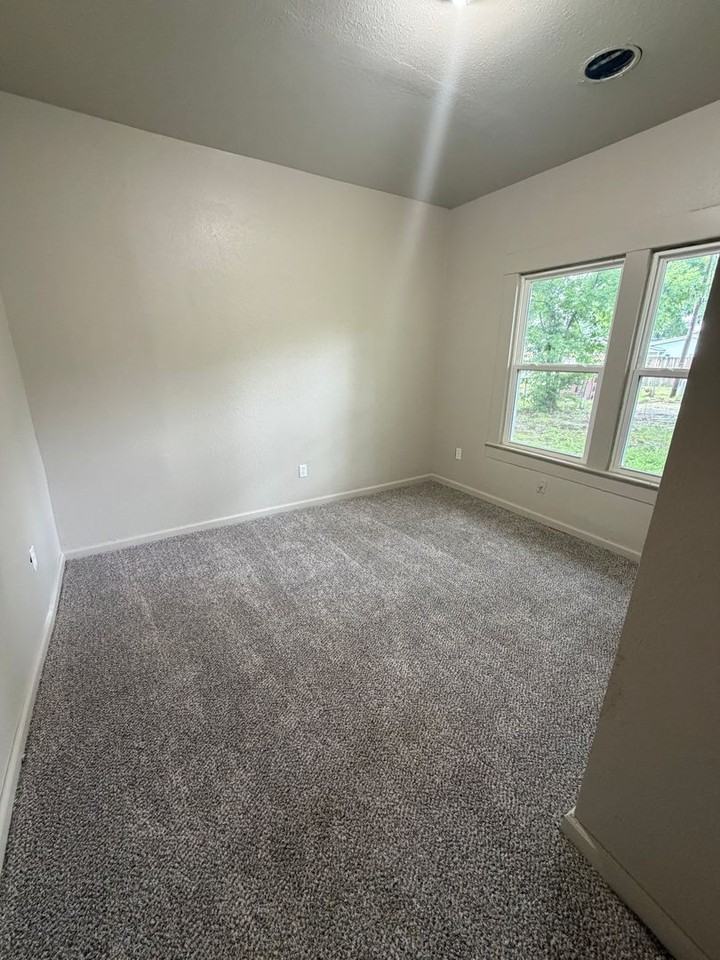 315 G St Ne - Photo 5 of 8