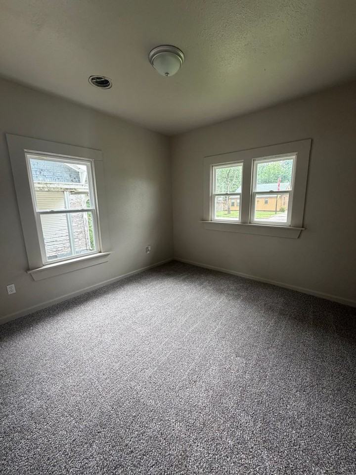 315 G St Ne - Photo 7 of 8