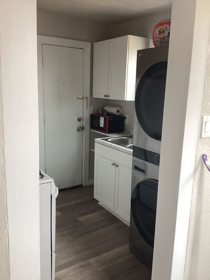 704 S Abilene Ave - Photo 2 of 5