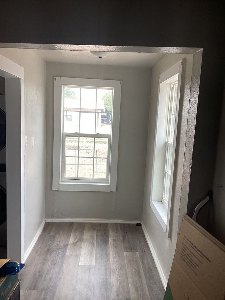 704 S Abilene Ave - Photo 4 of 5