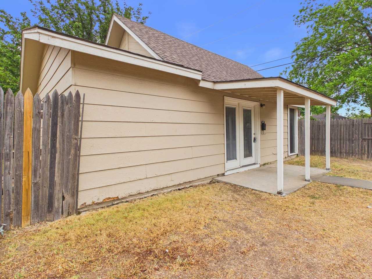 2325 Bell St - Photo 4 of 9