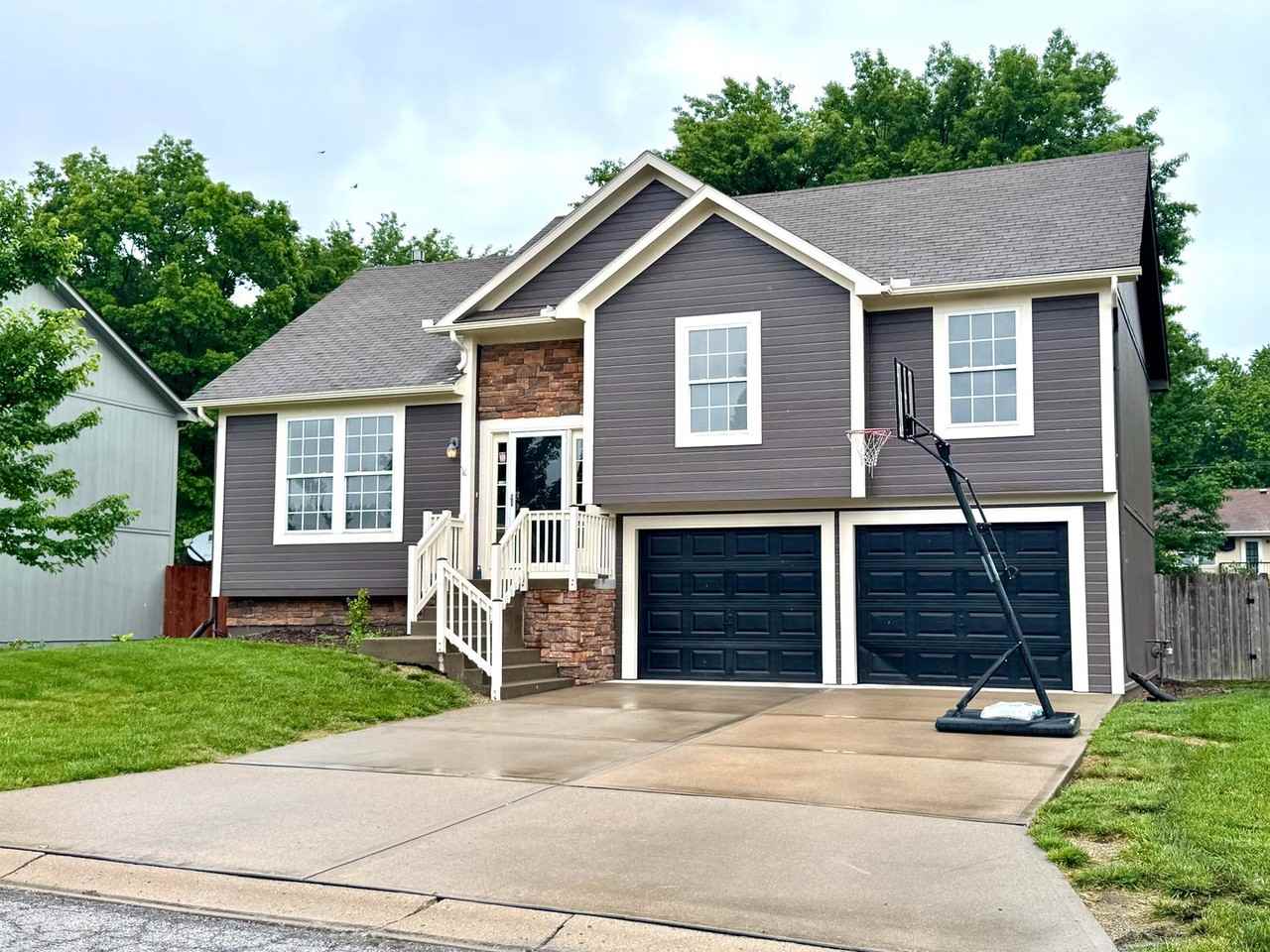 930 Nw Scenic Dr - Photo 2 of 17