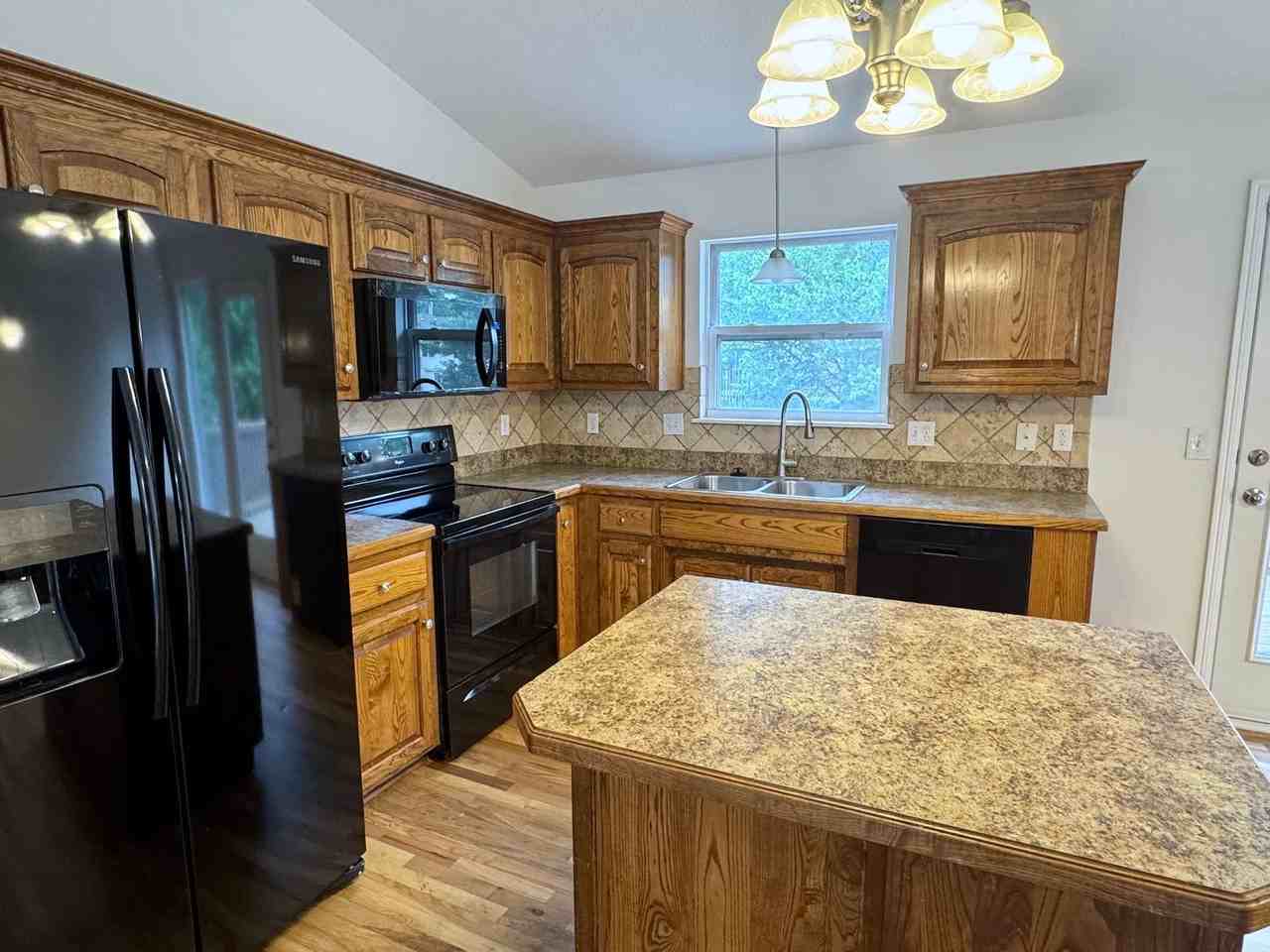 930 Nw Scenic Dr - Photo 7 of 17