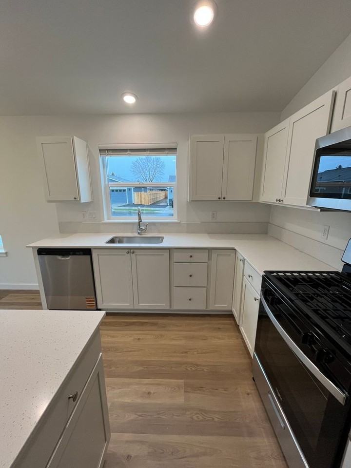702 Ne Rickenbacker Rd - Photo 3 of 16