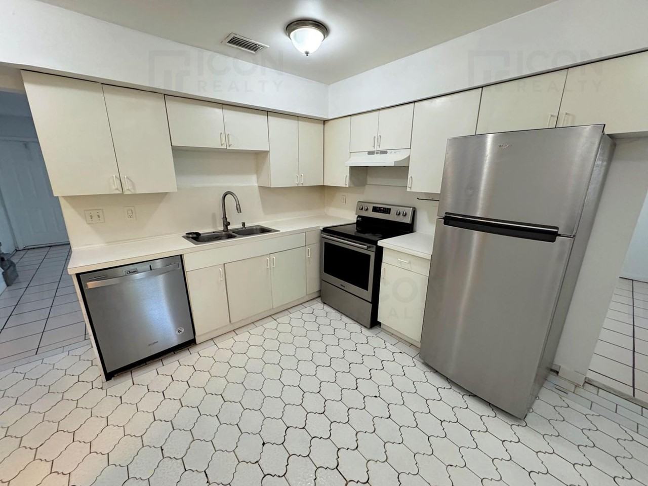 2309 Se 2nd St - Photo 2 of 10