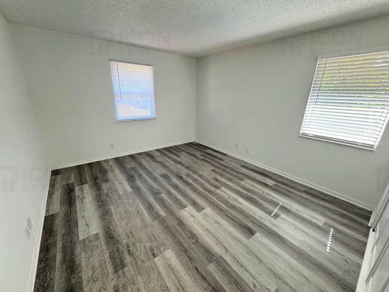 2309 Se 2nd St - Photo 5 of 10