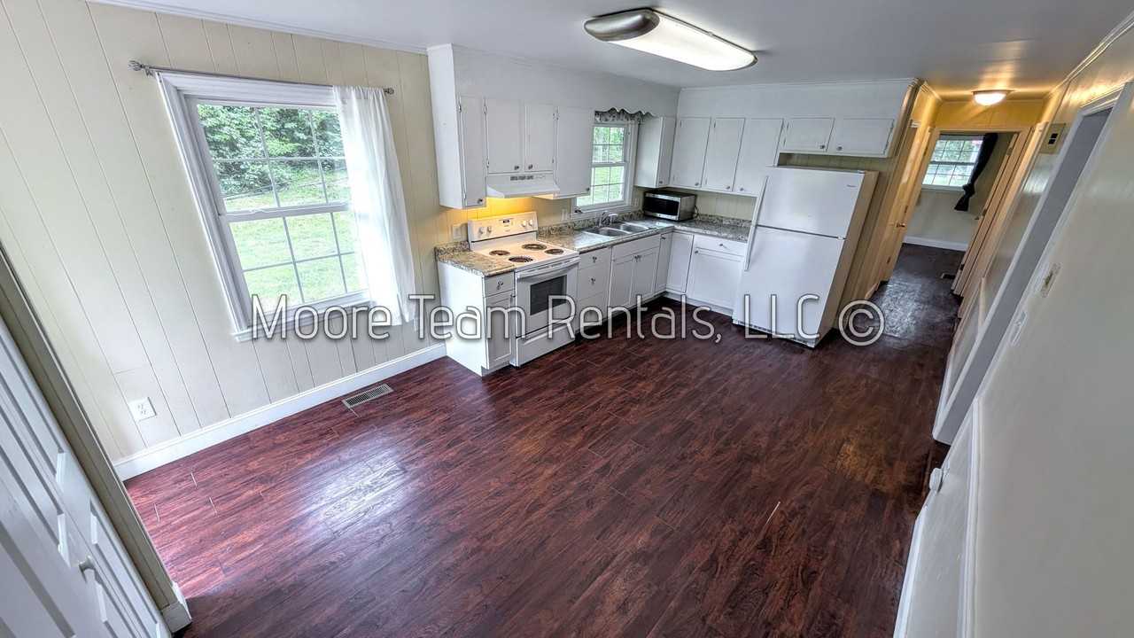 120 Robin St - Photo 2 of 15