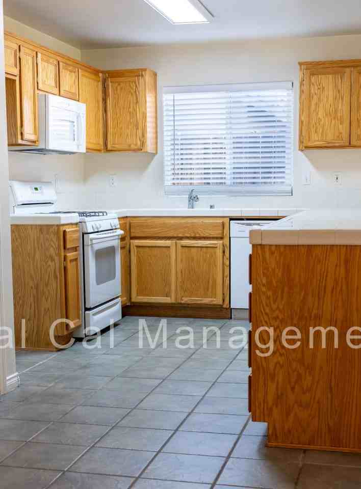 11902 Cedar Bluff Ave - Photo 4 of 25