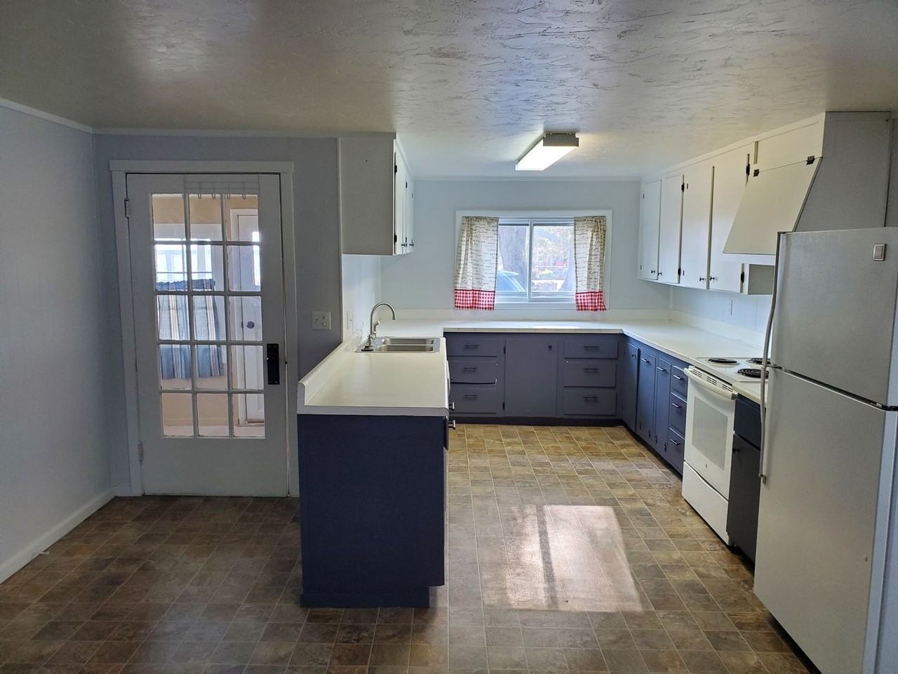 1034 S Main St - Photo 2 of 11