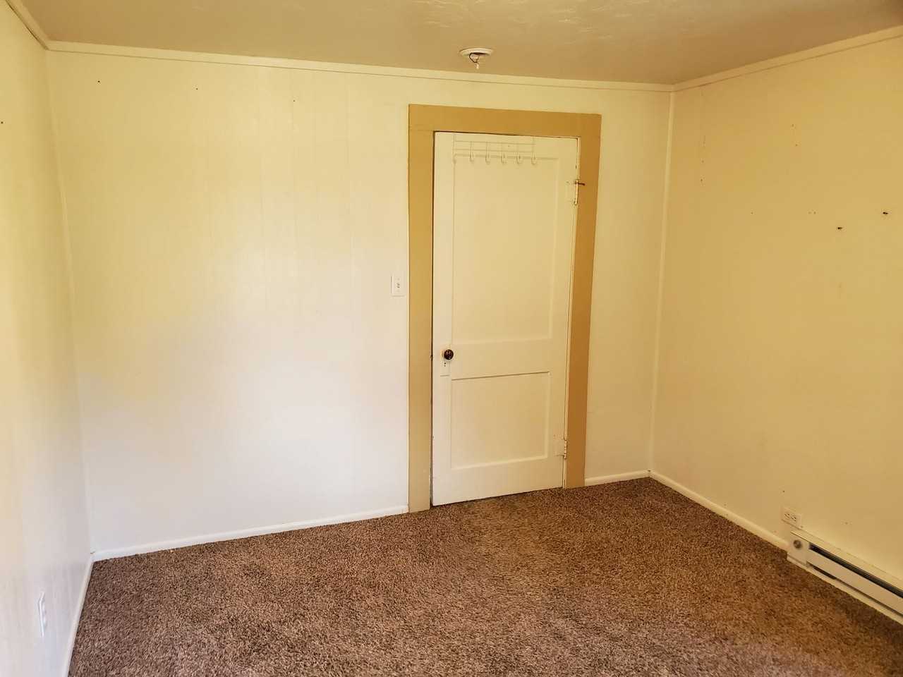 1034 S Main St - Photo 4 of 11