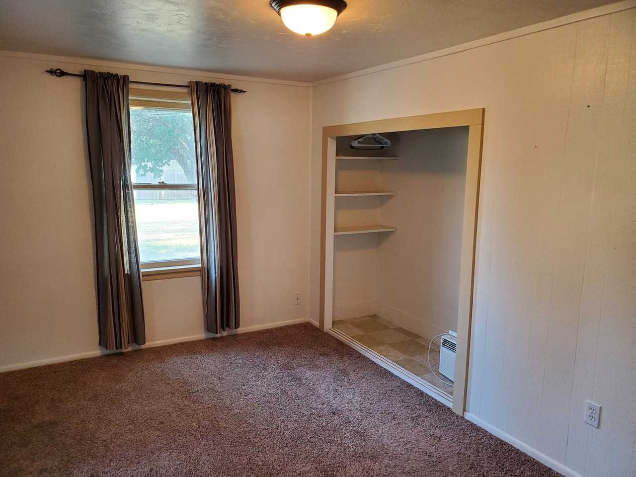 1034 S Main St - Photo 5 of 11