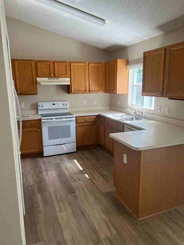 695 Sagamore Dr - Photo 4 of 15