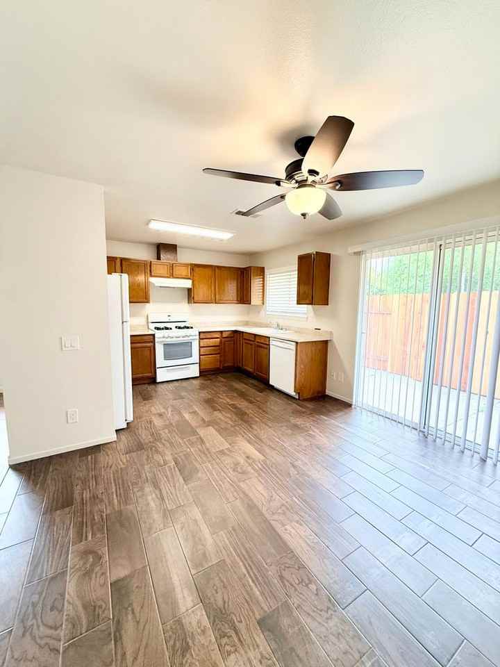 305 S G St #A - Photo 4 of 18
