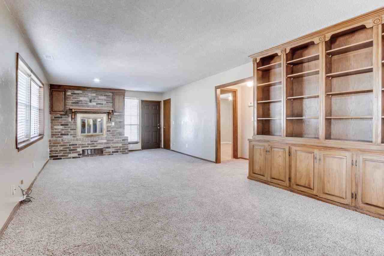 10420 Se 21st St - Photo 2 of 11