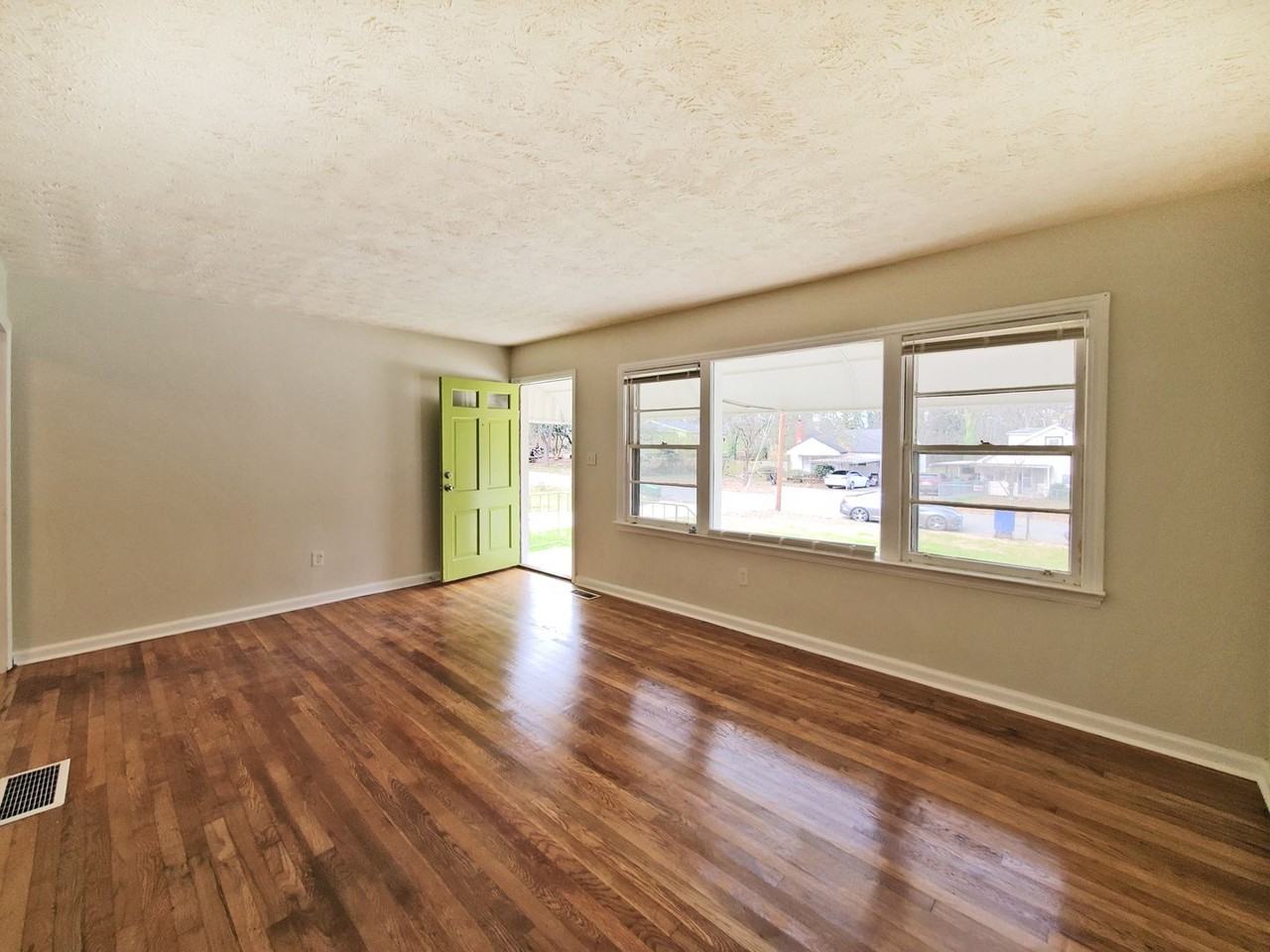 3018 Grand Ave Sw - Photo 4 of 21