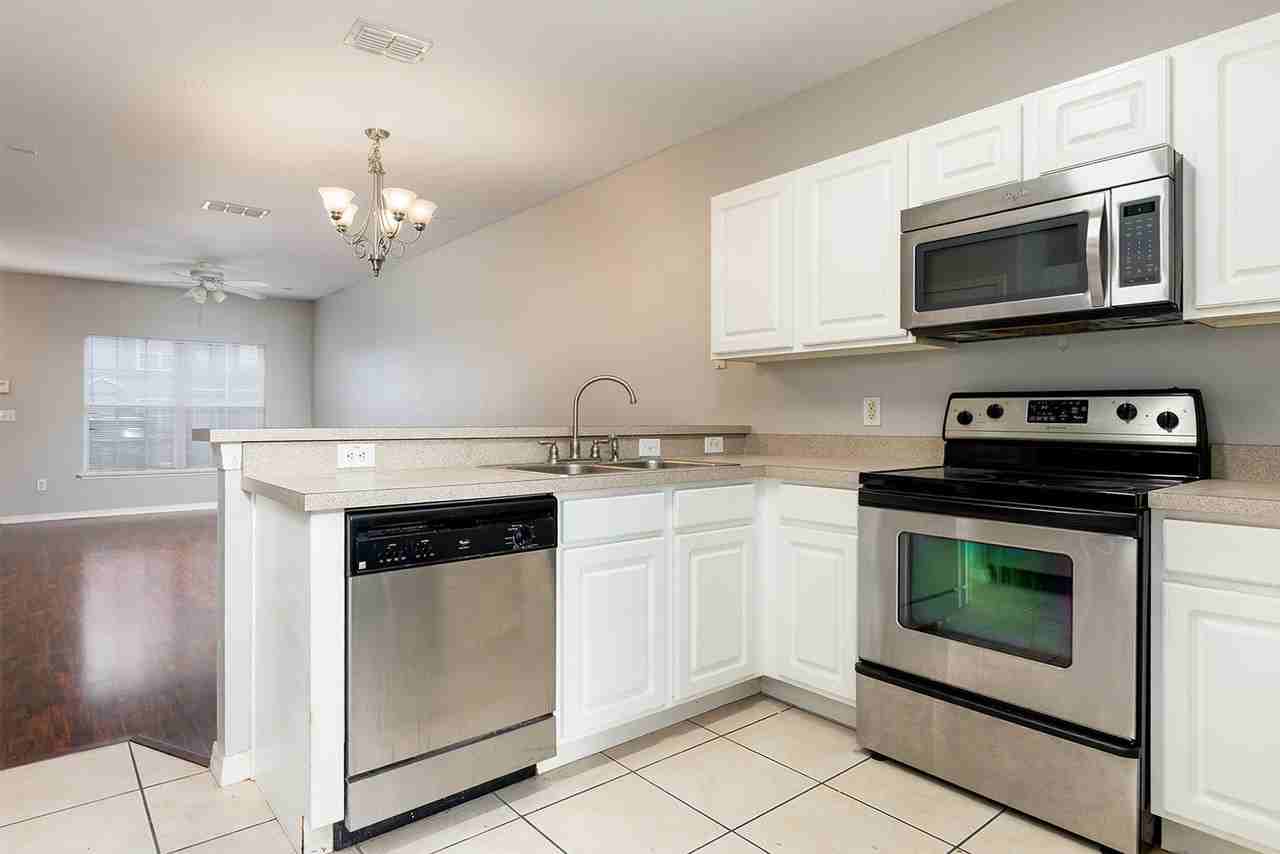 425 Wilton Cir - Photo 3 of 18