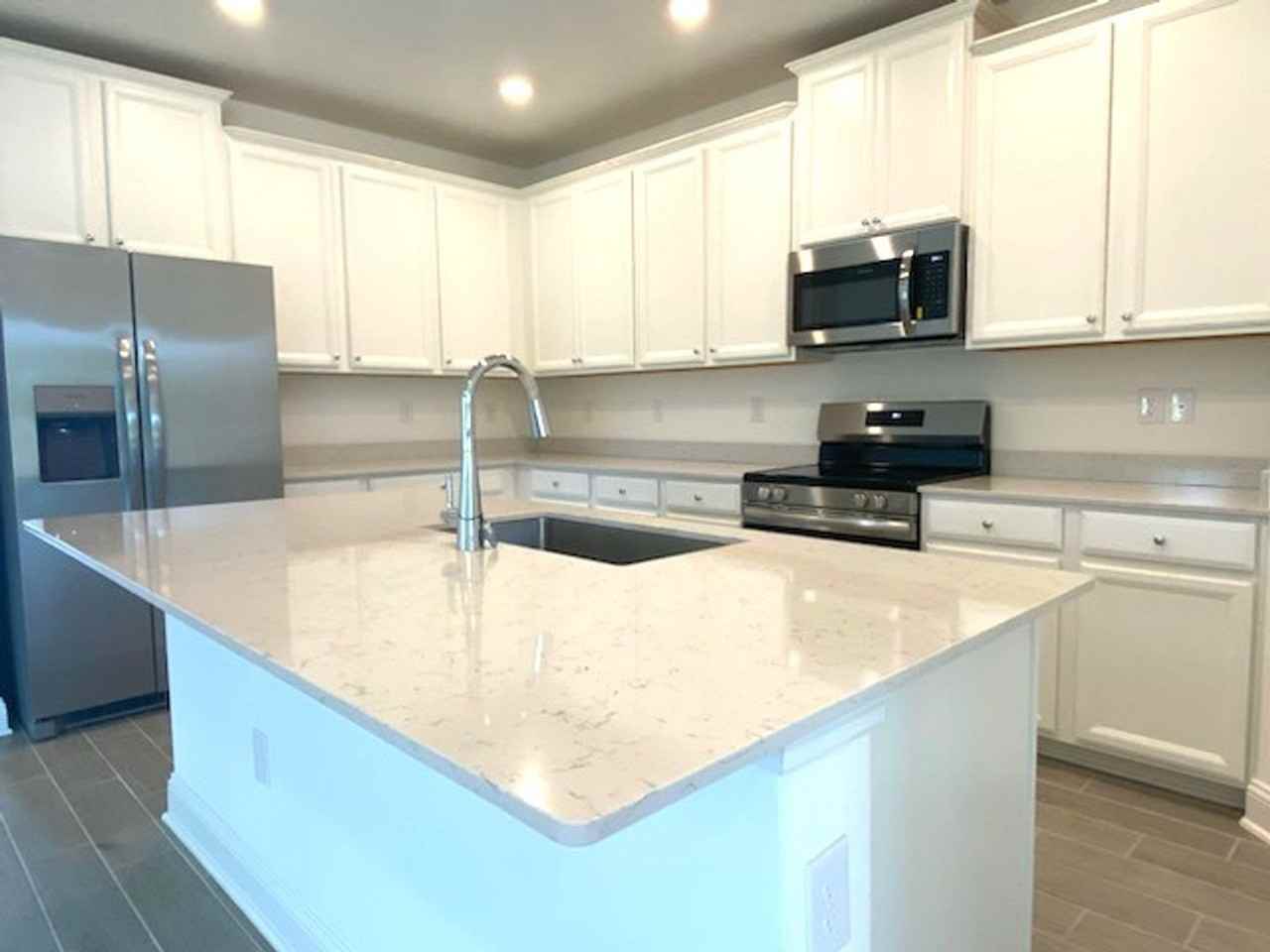 4103 Clifden Dr - Photo 4 of 21