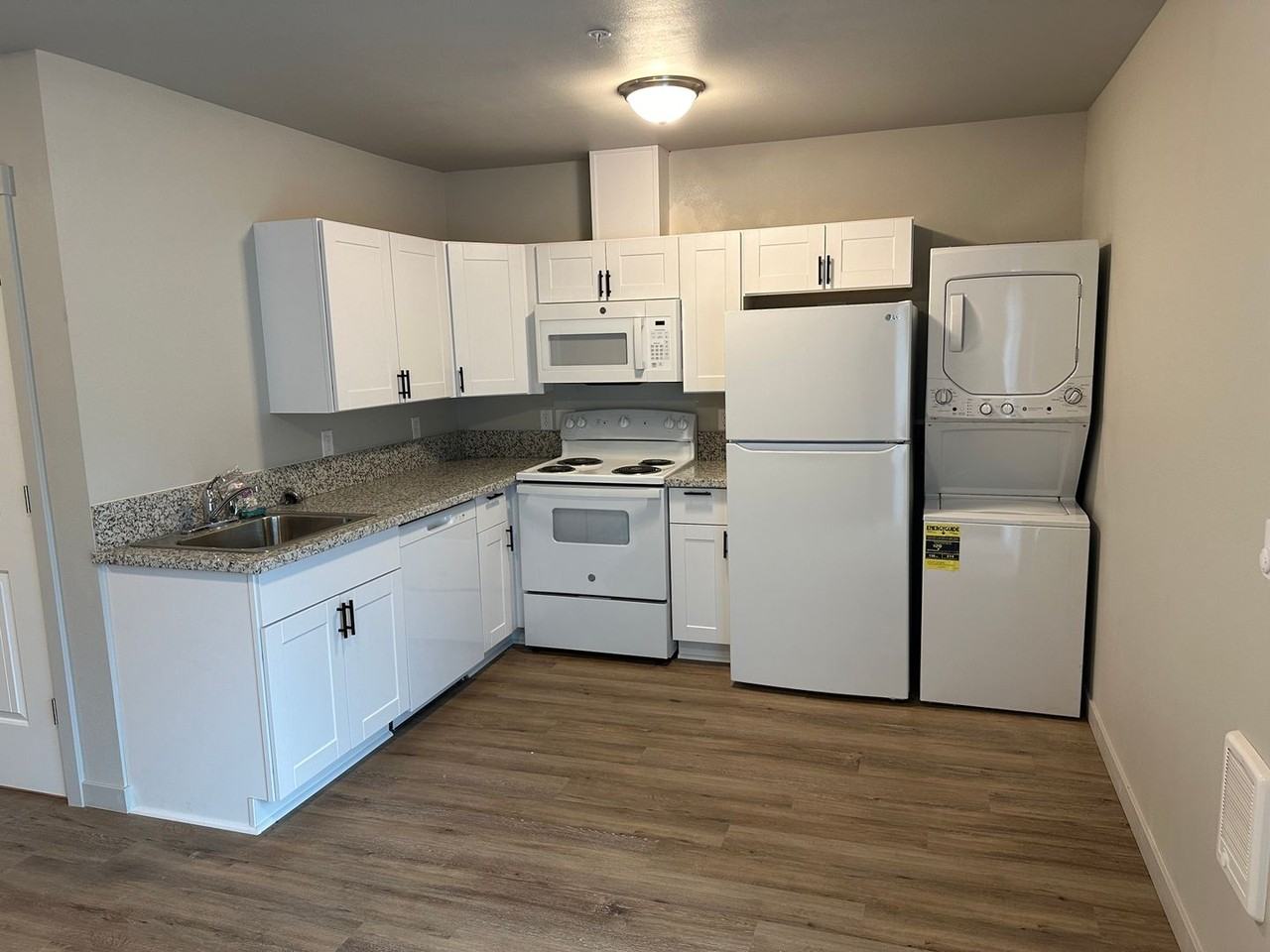 555 N. River Rd. - Photo 7 of 43