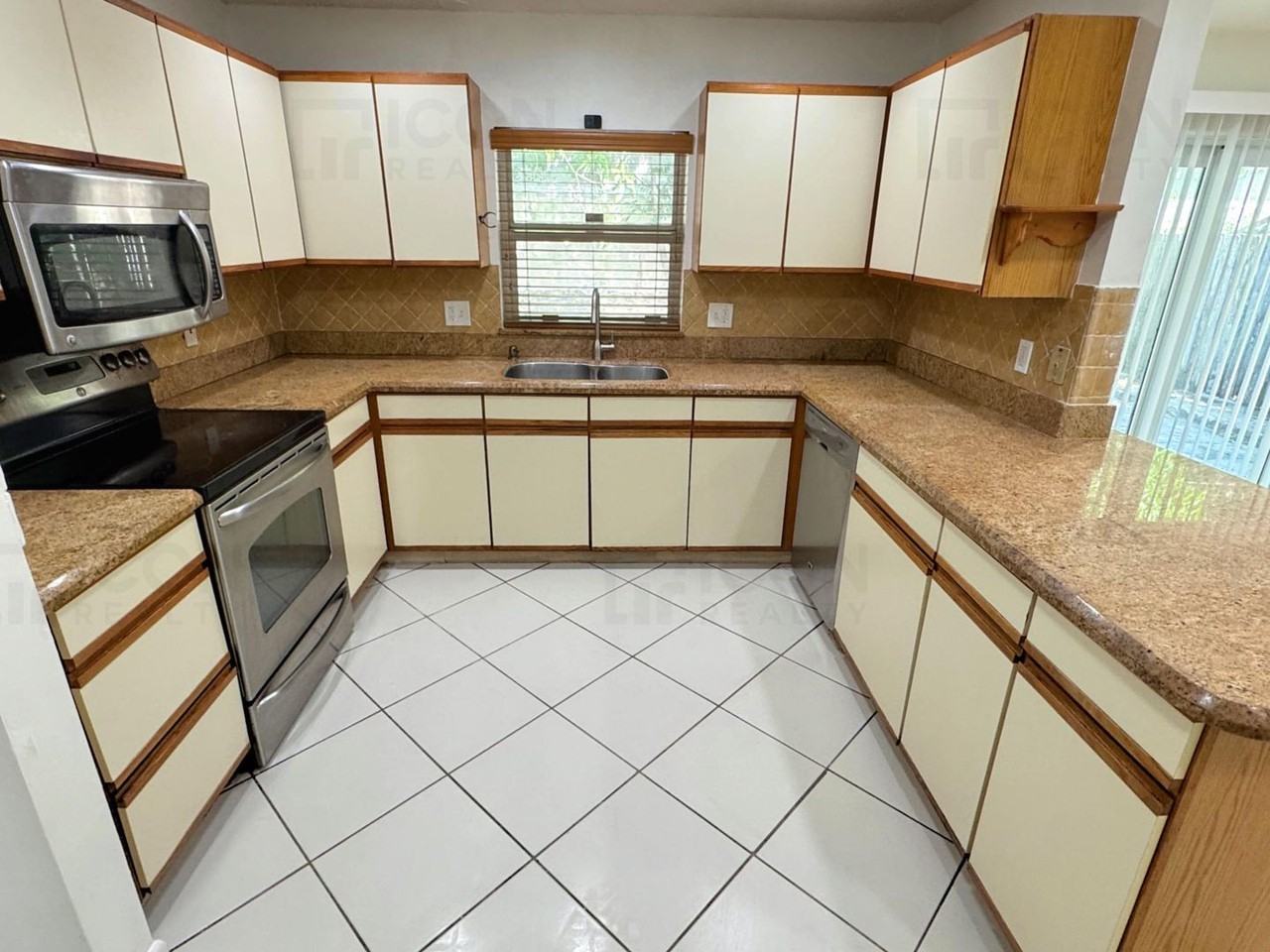 61 Sw 34th Ave - Photo 2 of 15