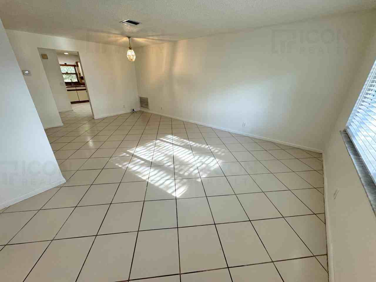 61 Sw 34th Ave - Photo 3 of 15