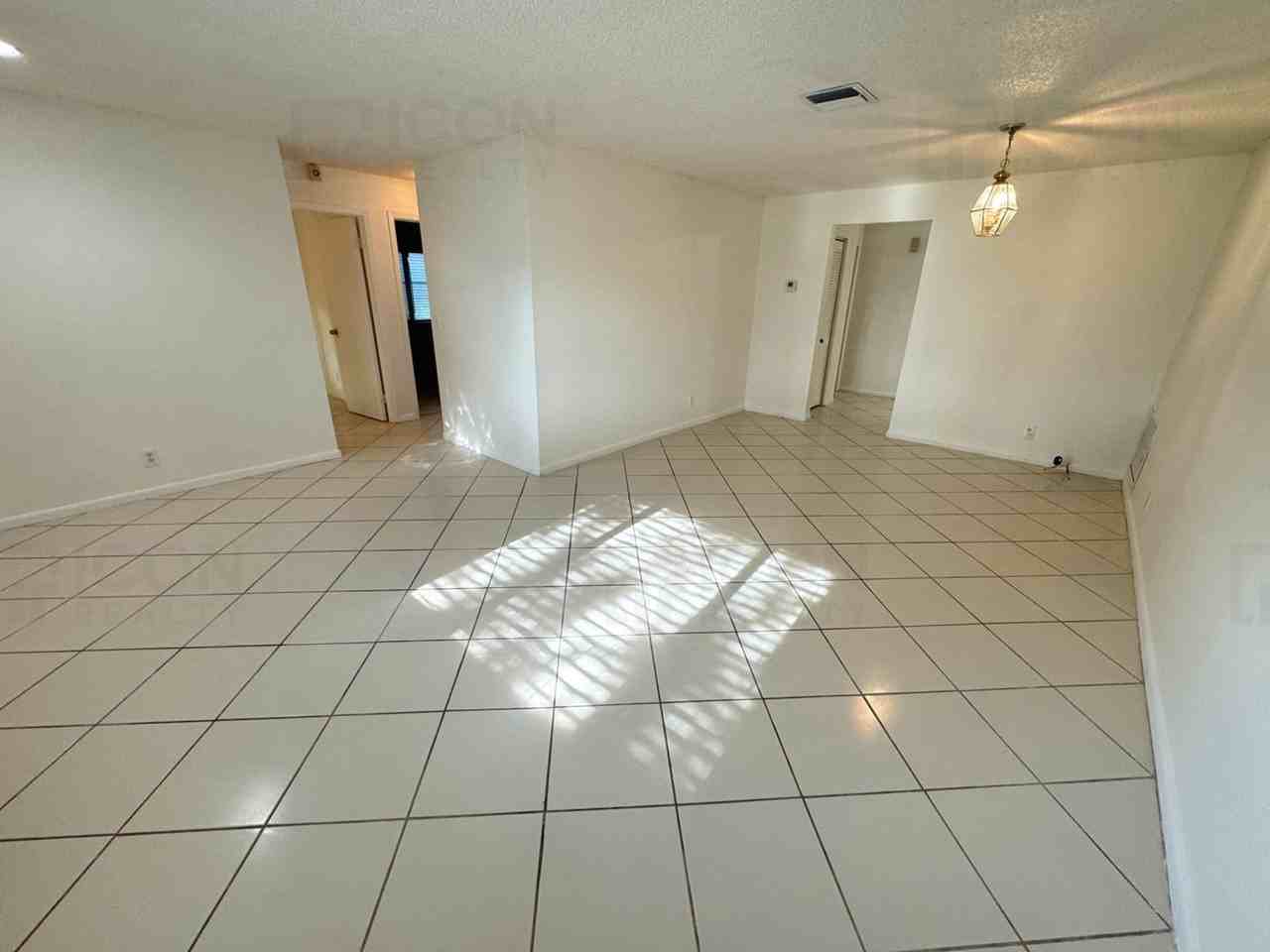 61 Sw 34th Ave - Photo 4 of 15