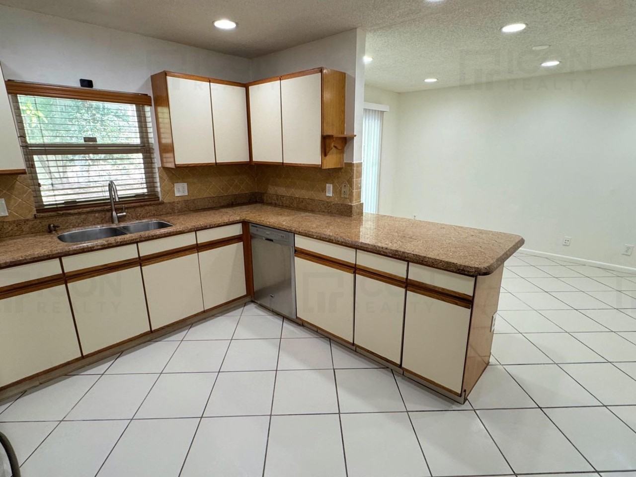 61 Sw 34th Ave - Photo 5 of 15