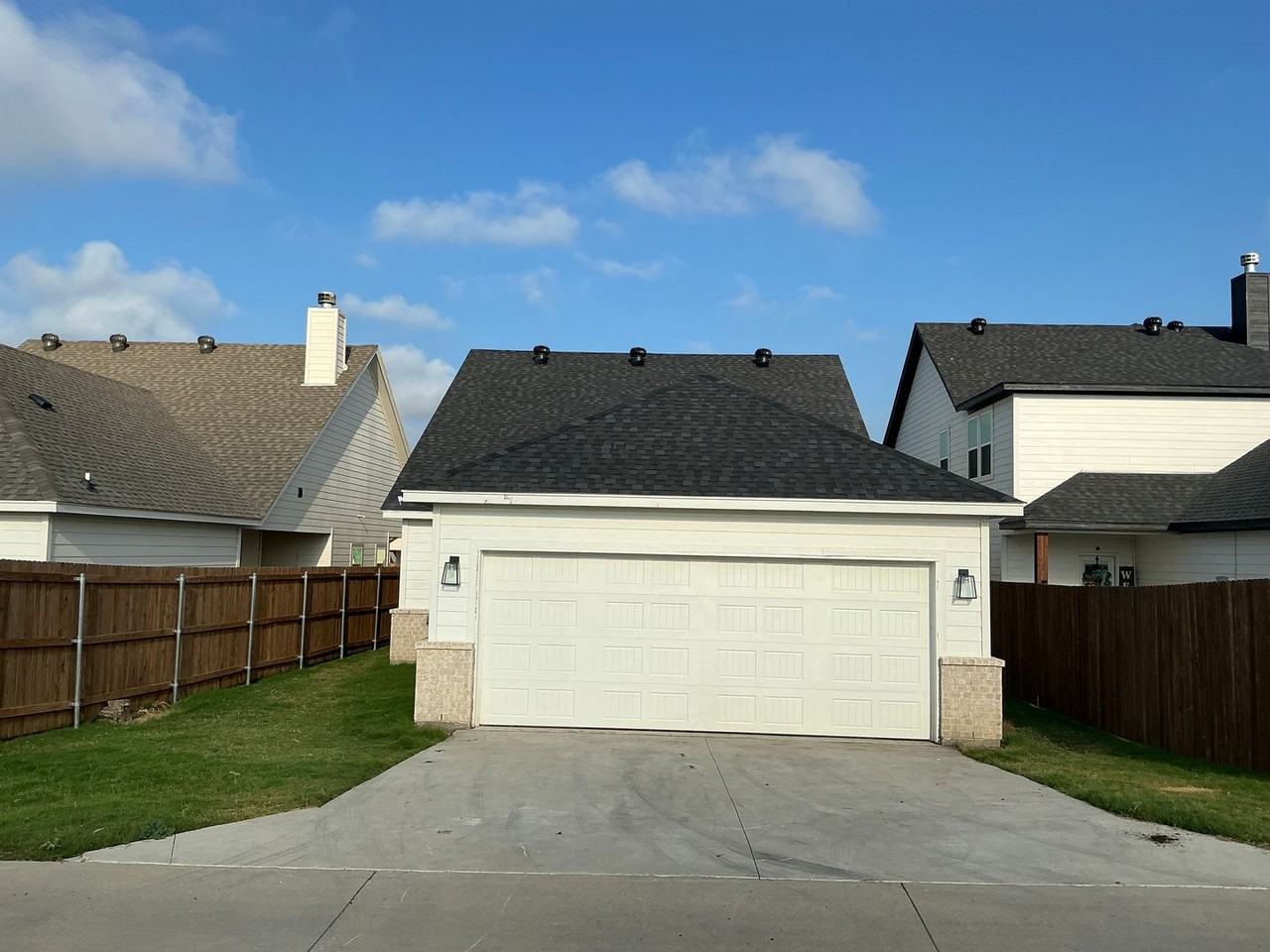 636 The Cottages Dr - Photo 2 of 8