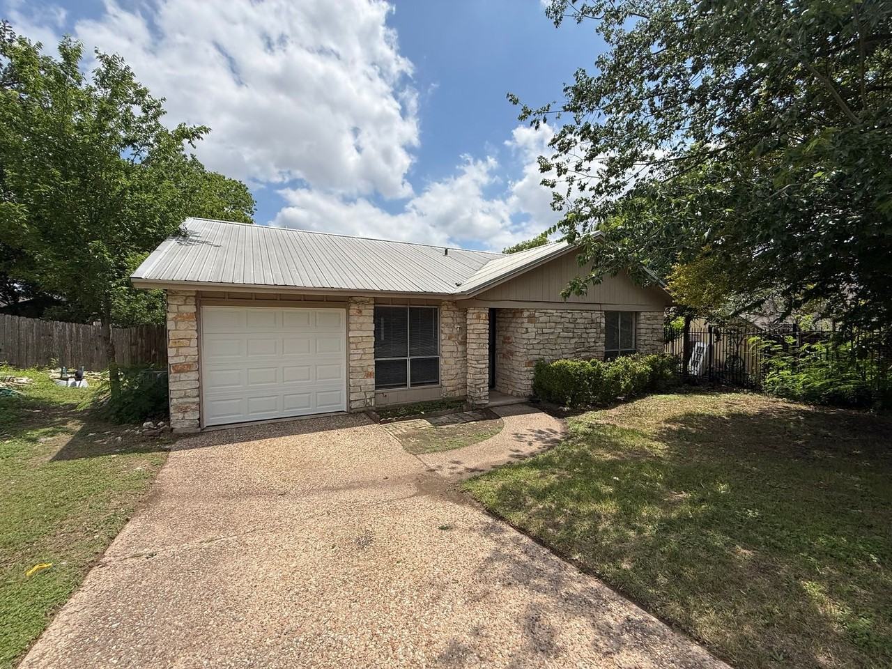 1109 Village Green Dr - Photo 2 of 27