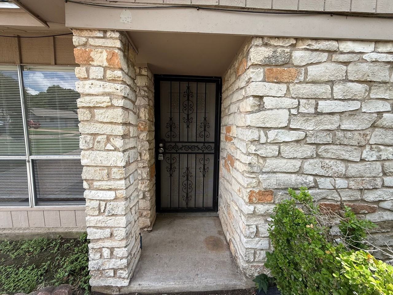 1109 Village Green Dr - Photo 3 of 27