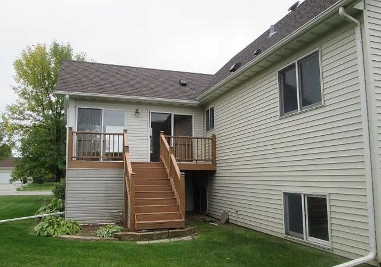 439 Burdick Ct - Photo 3 of 30